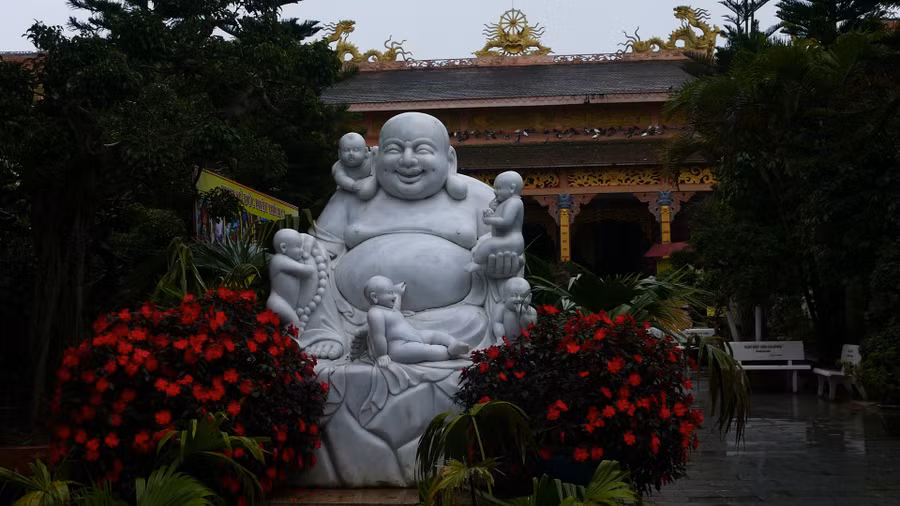 Bức tượng Phật Di Lặc tọa lạc tại sân Thiền viện Vạn Hạnh. Ảnh: Vũ Đoàn. Bức tượng Phật Di Lặc tọa lạc tại sân Thiền viện Vạn Hạnh. Ảnh: Vũ Đoàn.