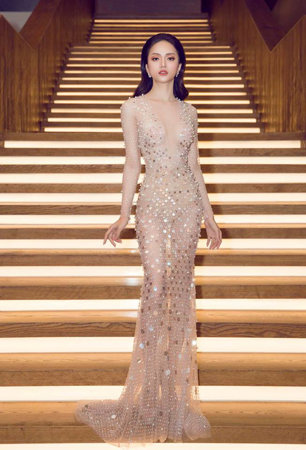 Hoa hậu chuyển giới Hương Giang khoe vẻ đẹp sexy với thiết kế váy vải lưới đính sequins bắt mắt. 