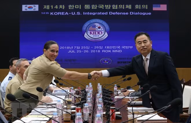  Thứ trưởng phụ trách Chính sách Quốc phòng Hàn Quốc Yeo Suk-joo (phải) và quyền Phó Trợ lý Bộ trưởng Quốc phòng Mỹ Roberta Shea (trái) tại cuộc đối thoại ở Seoul, ngày 26/7. (Nguồn: YONHAP/TTXVN)
