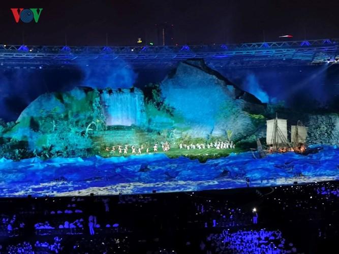  Một ngọn núi nhân tạo đã được xây dựng trong sân vận động Bung Karno với chiều dài 135 m, rộng 30 m, cao 26m và nặng tới 600 tấn.