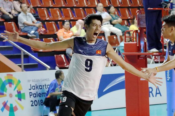 Phụ công Phạm Thái Hưng hạnh phúc với chiến thắng của tuyển Việt Nam trước Trung Quốc. 