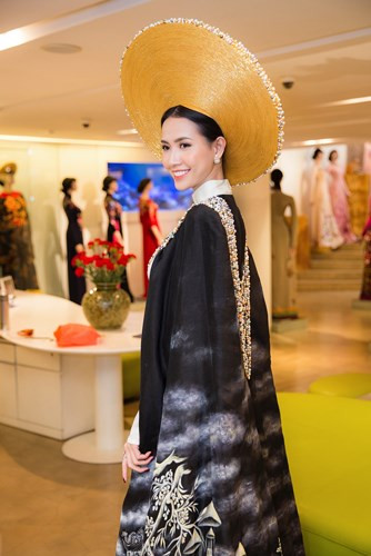 Phía ngoài là hình ảnh các địa danh nổi tiếng của 3 miền đất nước, chung một dòng chảy và chung một bầu trời của Việt Nam được các hoạ sĩ nghiên cứu cách vẽ màu loang chuyển theo màu của thời gian mộc mạc và xưa cũ nhưng rất chân thực.