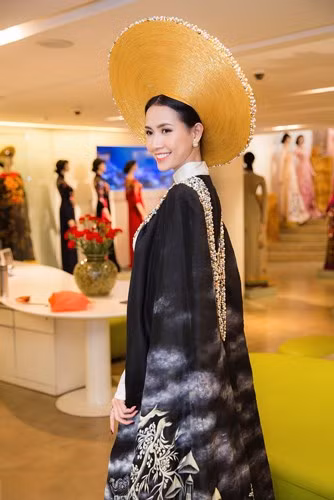 Phía ngoài là hình ảnh các địa danh nổi tiếng của 3 miền đất nước, chung một dòng chảy và chung một bầu trời của Việt Nam được các hoạ sĩ nghiên cứu cách vẽ màu loang chuyển theo màu của thời gian mộc mạc và xưa cũ nhưng rất chân thực.