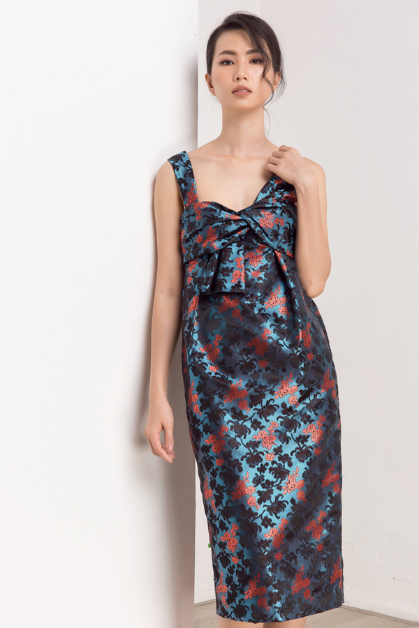 Thanh Thủy thể hiện sưu tập váy áo may bằng chất liệu gấm của nhà thiết kế Thủy Nguyễn. Thanh Thủy thể hiện sưu tập váy áo may bằng chất liệu gấm của nhà thiết kế Thủy Nguyễn.