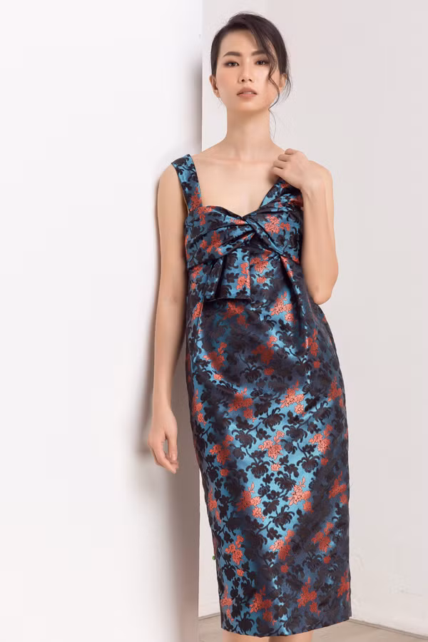  Thanh Thủy thể hiện sưu tập váy áo may bằng chất liệu gấm của nhà thiết kế Thủy Nguyễn.