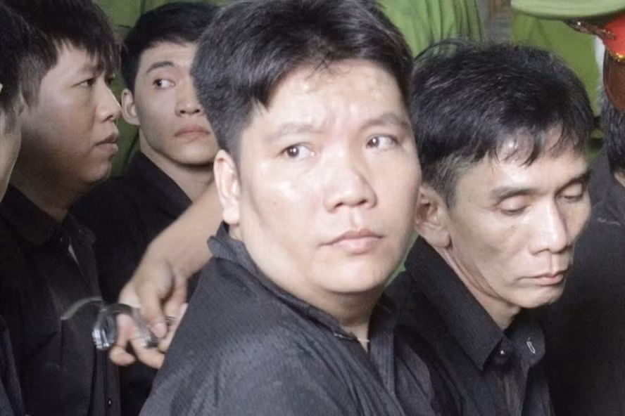  Các bị cáo sau khi nghe tuyên án. Ảnh: P.B
