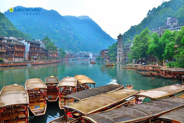 Nhiều tua nước ngoài cũng hút khách