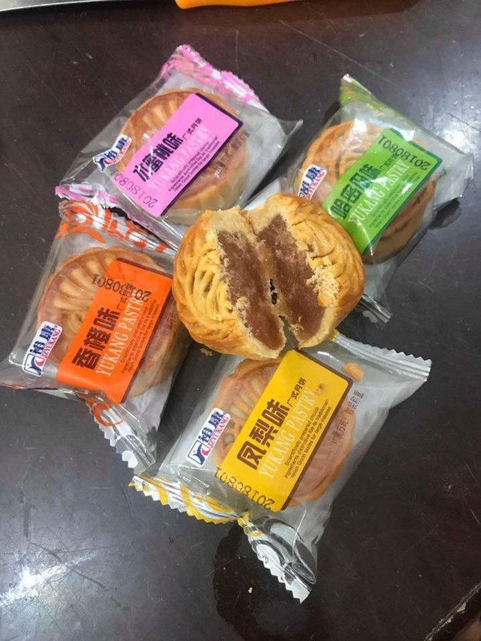 Người tiêu dùng hết sức cẩn trọng với những chiếc bánh trung thu có giá vài nghìn đồng