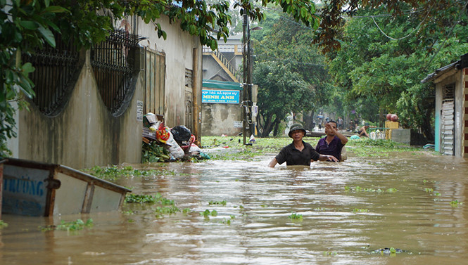 Nhà dân ở Thanh Hóa bị ngập sâu