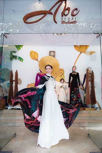 Thấp thoáng bên trong là những cánh hồng hạc đang nghiêng mình nhảy múa bên phong cảnh hữu tình của thiên nhiên ban tặng.