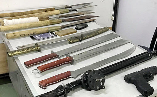 Nhiều hung khí của hai nhóm được thu giữ tại hiện trường. Ảnh: An Phước. Nhiều hung khí của hai nhóm được thu giữ tại hiện trường. Ảnh: An Phước.