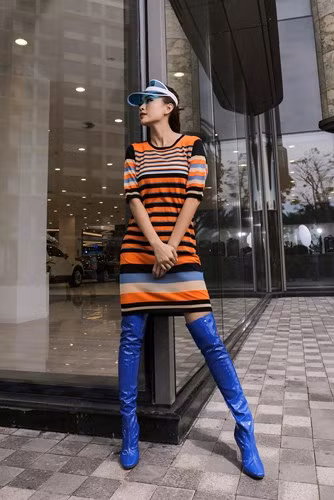 Mâu Thuỷ diện boots cao quá gối màu neon từng 