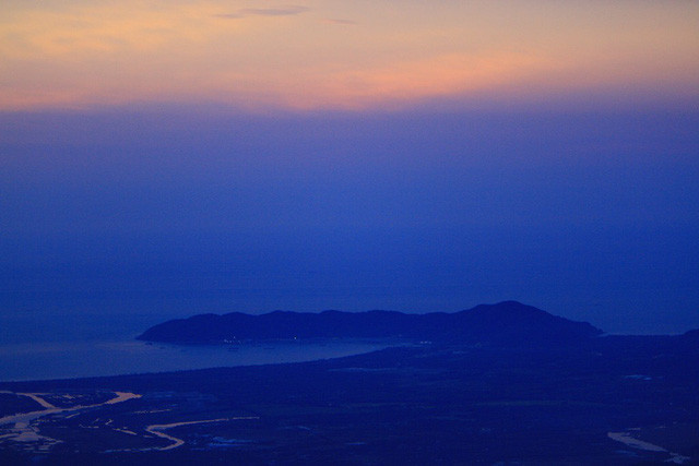  Trời chuyển sang màu xanh đậm và nhòa hết các sự vật