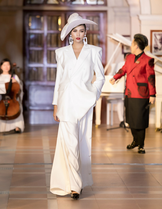 Bộ sưu tập 'Domino 68' lấy cảm hứng từ ca khúc nhạc Pháp 'Domino' của hai tác giả Louis Ferrari và Jacques. Bộ sưu tập 'Domino 68' lấy cảm hứng từ ca khúc nhạc Pháp 'Domino' của hai tác giả Louis Ferrari và Jacques.