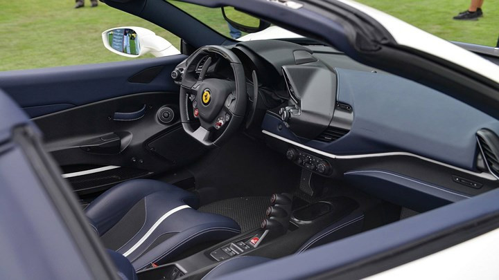 Nội thất được tối ưu hóa trong lượng với sợi carbon và bọc da Alcantara.  Nội thất được tối ưu hóa trong lượng với sợi carbon và bọc da Alcantara.