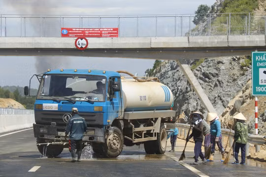 Sáng 30-8, các công nhân đang được triển khai để hoàn tất những công đoạn cuối cùng trên tuyến chính và vệ sinh đường để kịp thông xe vào ngày 2-9. Ảnh: Tr.Thường