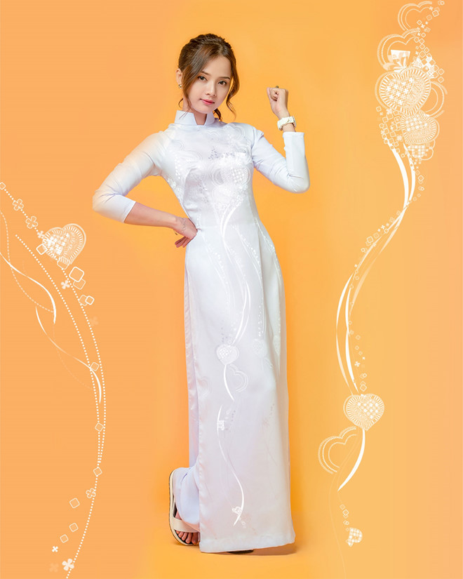 Đan lát là một trong những nghề thủ công độc đáo của Việt Nam. Qua bàn tay khéo léo và sự sáng tạo của người dân làng nghề, các vật liệu như: mây, tre, nứa… đã trở thành sản phẩm độc đáo. Trong bộ sưu tập mới nhất, áo dài Lencii cũng dành riêng một chủ đề hoa văn để tôn vinh làng nghề truyền thống này.