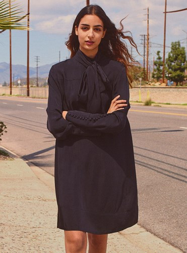 BST là sự kết hợp giữa những thiết kế nữ tính cùng các mẫu trang phục được ‘vay mượn’ từ tủ quần áo của phái mạnh. BST là sự kết hợp giữa những thiết kế nữ tính cùng các mẫu trang phục được ‘vay mượn’ từ tủ quần áo của phái mạnh.