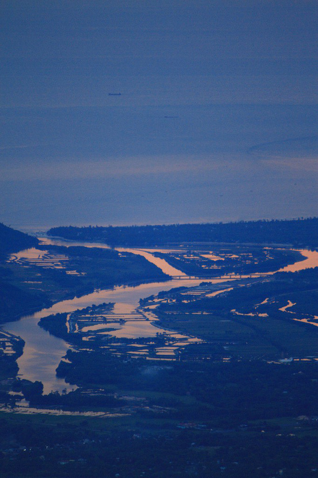  Cả một quang cảnh hùng vĩ khi hoàng hôn buông xuống nhìn từ đỉnh Bạch Mã