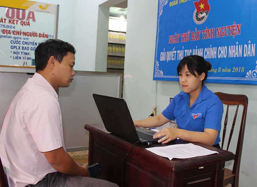 Chi đoàn Sở Giao thông-Vận tải ra quân “Ngày thứ bảy tình nguyện” giải quyết thủ tục hành chính cho người dân. Ảnh: Thủy Bình  Chi đoàn Sở Giao thông-Vận tải ra quân “Ngày thứ bảy tình nguyện” giải quyết thủ tục hành chính cho người dân. Ảnh: T.B