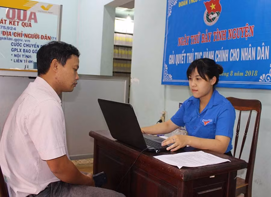 Chi đoàn Sở Giao thông-Vận tải ra quân “Ngày thứ bảy tình nguyện” giải quyết thủ tục hành chính cho người dân. Ảnh: Thủy Bình Chi đoàn Sở Giao thông-Vận tải ra quân “Ngày thứ bảy tình nguyện” giải quyết thủ tục hành chính cho người dân. Ảnh: T.B