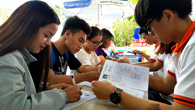 Thí sinh ở TP.HCM nộp hồ sơ xét tuyển bằng học bạ Thí sinh ở TP.HCM nộp hồ sơ xét tuyển bằng học bạ