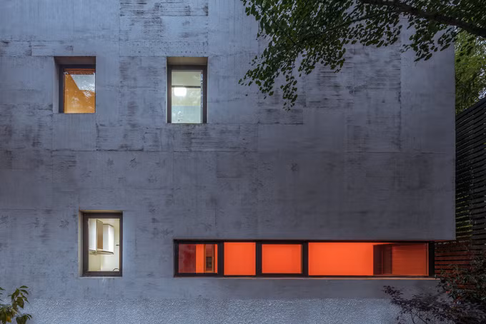 Các cửa sổ có nhiều kích thước khác nhau, chủ yếu được tận dụng từ những cửa sổ cũ. Cửa sổ nhằm trang trí mặt tiền và mái nhà. Các cửa sổ có nhiều kích thước khác nhau, chủ yếu được tận dụng từ những cửa sổ cũ. Cửa sổ nhằm trang trí mặt tiền và mái nhà.