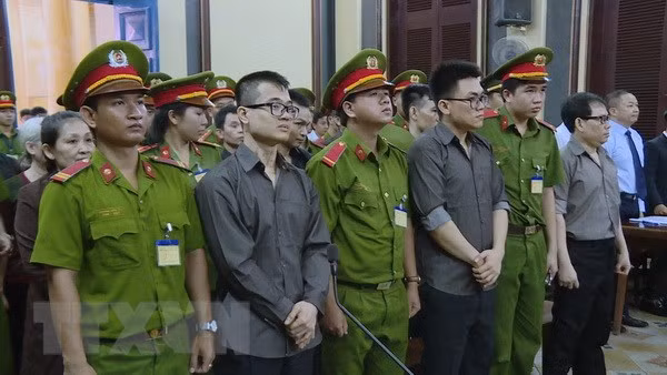 Các bị cáo tại phiên tòa ngày 21/8. (Ảnh: Thành Chung/TTXVN)