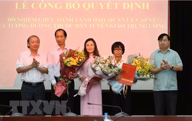 Ông Võ Văn Phuông (bên trái), Phó Trưởng ban Thường trực Ban Tuyên giáo Trung ương và ông Lê Mạnh Hùng, Phó Trưởng Ban Tuyên giáo Trung ương trao quyết định cho các cá nhân. (Ảnh: Dương Giang/TTXVN)