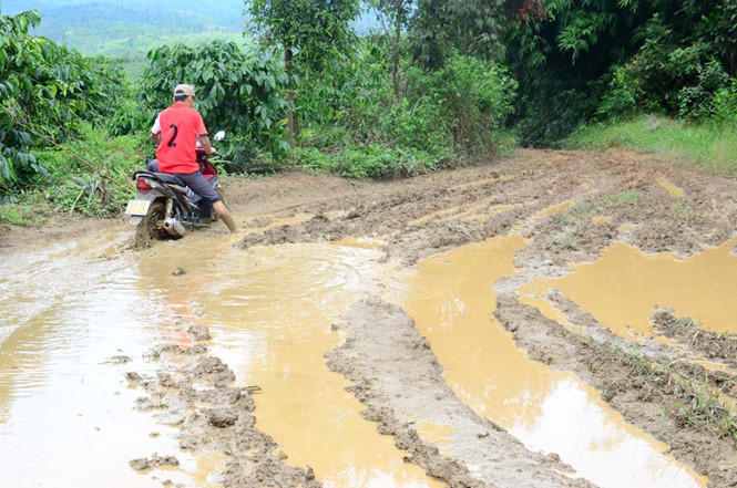 Con đường lầy lội các em phải vượt qua để đến trường