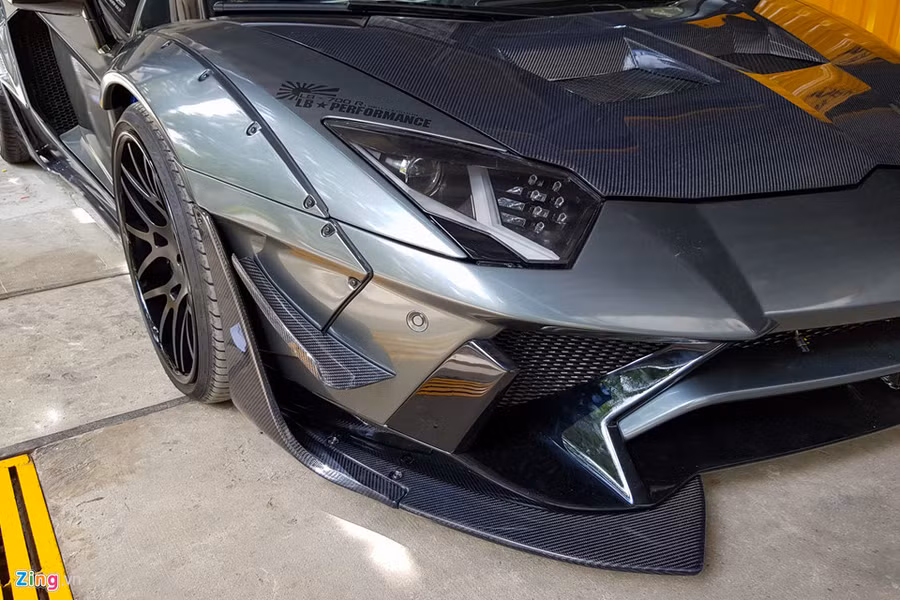  Giá bán cho bộ bodykit này không hề rẻ, giá niêm yết ở trên website của Liberty Walk là 59.400 USD, chưa kể đến các chi phí như tiền công đi lại... Tổng chi phí được đồn đoán ở mức 3 tỷ đồng.