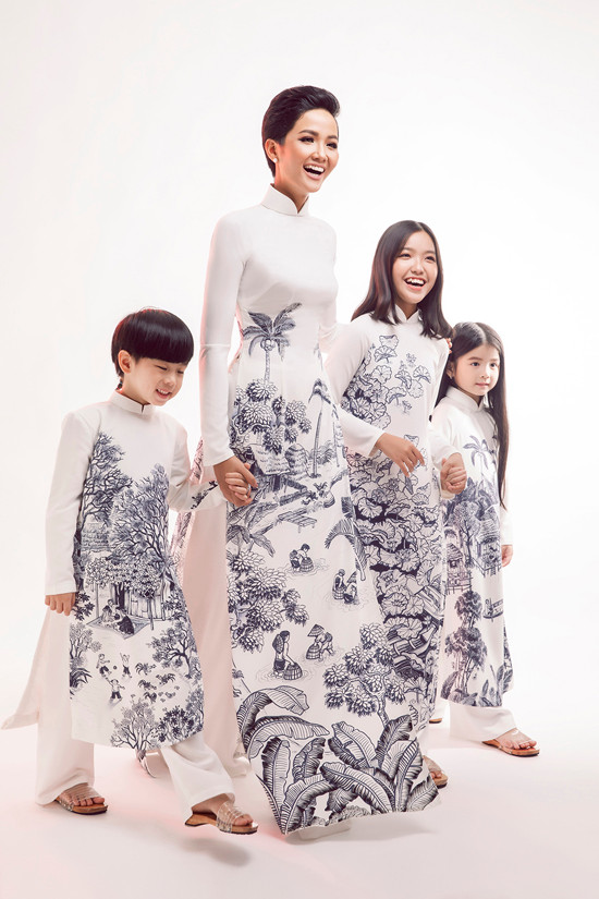  Hoa hậu H'Hen Niê sẽ tham gia trình diễn áo dài cùng dàn mẫu nhí trong chương trình thời trang ngày 17/8 tại TP HCM. 