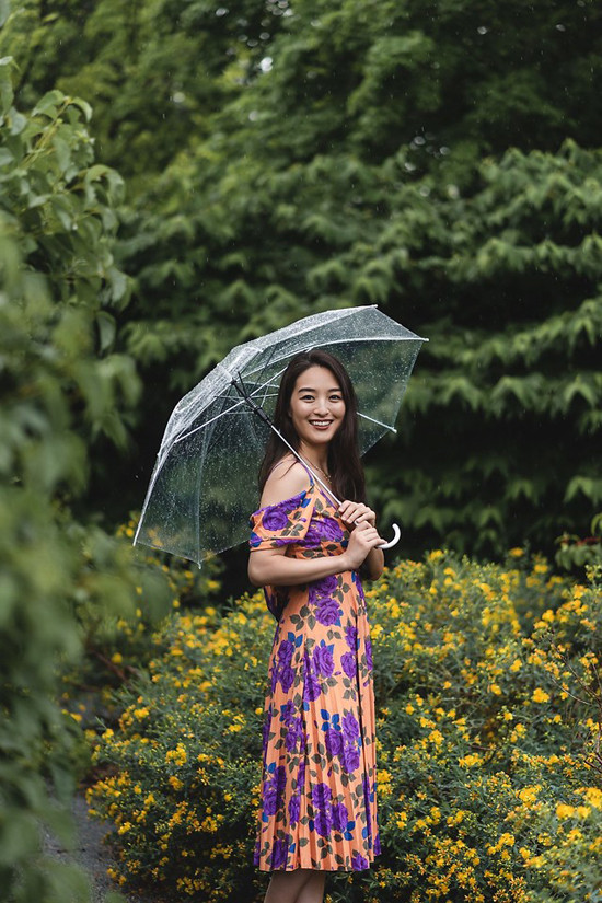 Váy rớt vai thiết kế trên chất liệu lụa mềm mại khiến người mặc trở nên duyên dáng và nhẹ nhàng trong ngày thu.