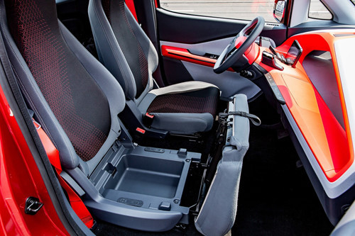 Với kích thước nhỏ gọn, phần dưới đệm ghế được tận dụng thiết kế hộc để đồ