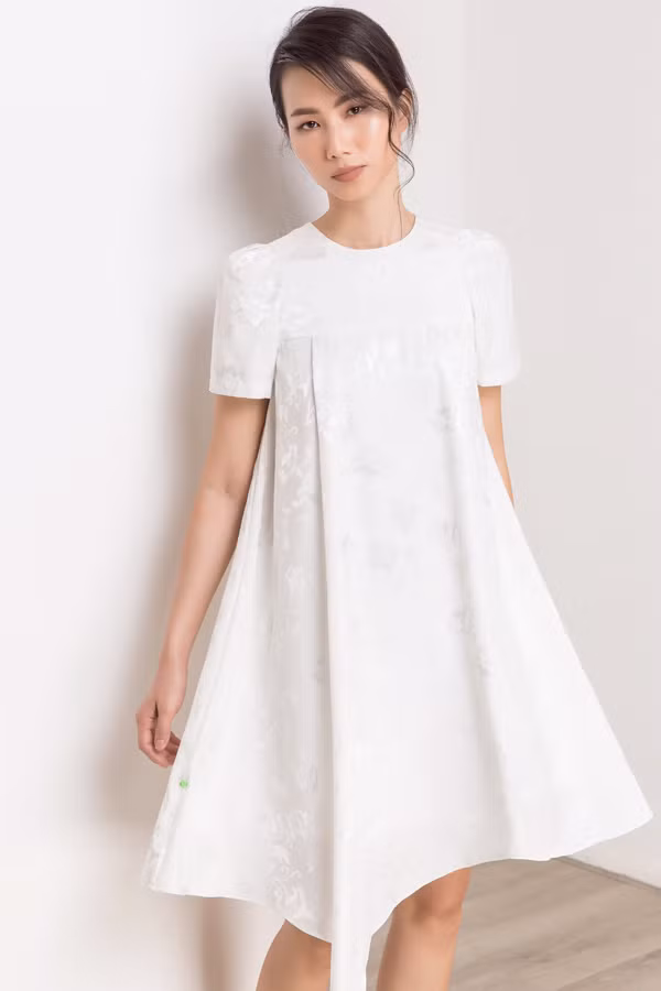 Ngoài nghề người mẫu, Thanh Thủy hiện kinh doanh quán nem nướng Nha Trang tại TP HCM. Hết giờ diễn, cô lại về quán làm nem, tự tay bưng bê phục vụ, tính tiền cho thực khách. Nhiều người bất ngờ khi nhận ra cô chủ quán là chân dài khá nổi tiếng.