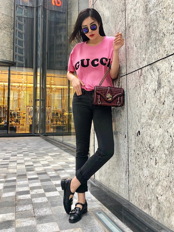 Áo thun tông hồng nữ tính lại được Kỳ Duyên phối hợp cùng jeans skinny đen. Người đẹp cũng không quên pose dáng khoe túi hiệu Bottega Veneta mới tậu. Áo thun tông hồng nữ tính lại được Kỳ Duyên phối hợp cùng jeans skinny đen. Người đẹp cũng không quên pose dáng khoe túi hiệu Bottega Veneta mới tậu.