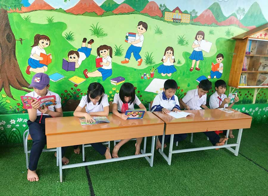 Không gian đọc sách thoải mái làm học sinh hứng thú hơn là điểm nổi bật của mô hình “Thư viện thân thiện”. Ảnh: L.N