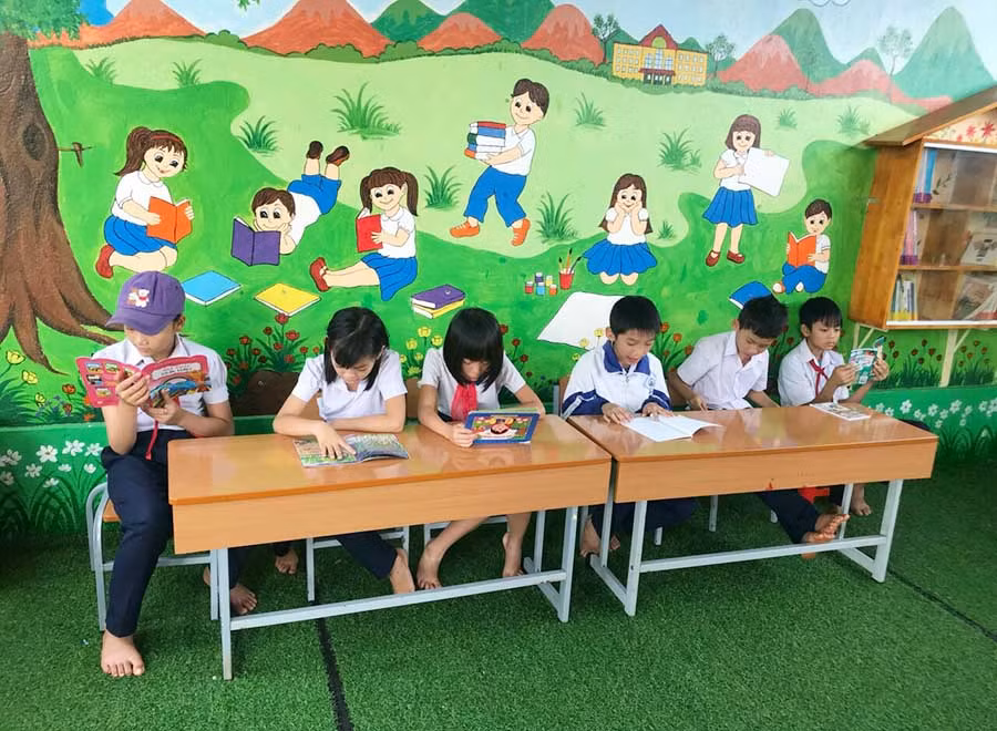 Không gian đọc sách thoải mái làm học sinh hứng thú hơn là điểm nổi bật của mô hình “Thư viện thân thiện”. Ảnh: L.N