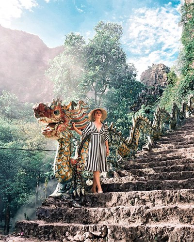 Đứng trên đỉnh núi Múa bạn có thể ngắm trọn vẹn cảnh thơ mộng của Tam Cốc.