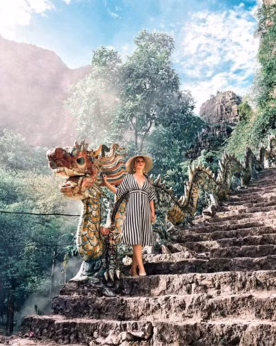 Đứng trên đỉnh núi Múa bạn có thể ngắm trọn vẹn cảnh thơ mộng của Tam Cốc.