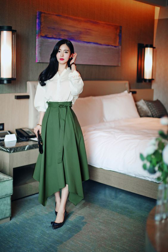 Ngoài các mẫu váy liền thân, chị em công sở có thể chọn các chân váy thắt eo để 'lên đồ' đi làm, đi tiệc hoặc dạo phố.