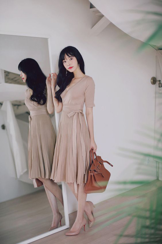 Váy thắt eo mang hơi hướng hoài cổ là sản phẩm được yêu thích ở mùa thu 2018. Đây là trang phục tiện lợi trong việc phối đồ đi làm và mang lại hình ảnh dịu dàng cho người mặc.