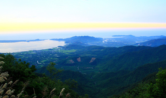 Hoàng hôn buông xuống trên đình Bạch Mã nhìn về đầm phá Cầu Hai và Vịnh Chân Mây