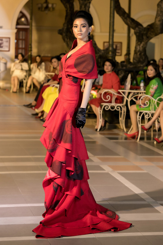 Trương Thị May xuất hiện với vai trò vedette mang đến điểm nhấn cho phần cuối chương trình. Trương Thị May xuất hiện với vai trò vedette mang đến điểm nhấn cho phần cuối chương trình.