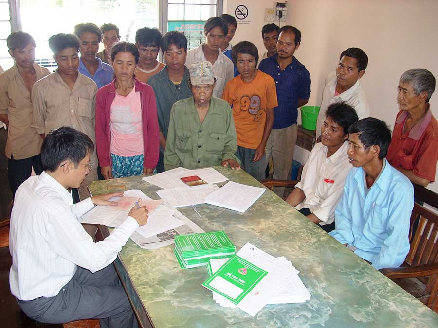  Làm thủ tục giải ngân cho hộ nghèo vay vốn ngân hàng chính sách. Ảnh: T.N