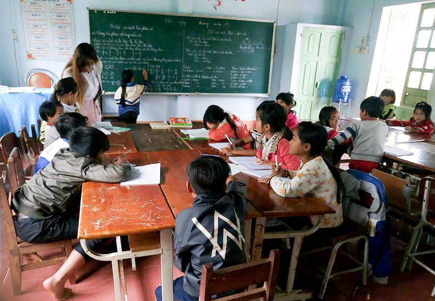 Tổ chức các lớp học tình thương cho trẻ em nghèo. Ảnh: Trần Dung