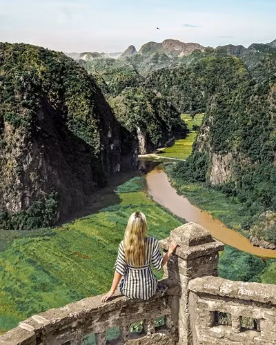  Hang Múa với điểm nhấn là khu nghỉ dưỡng với núi Múa cùng gần 500 bậc thang được mệnh danh là Vạn lý trường thành của Việt Nam.