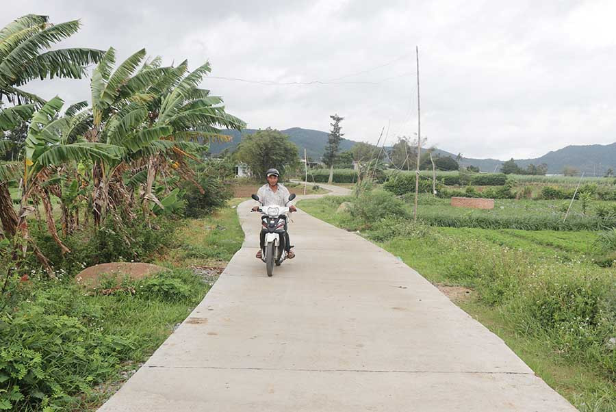  Đường bê tông giúp người dân thôn Tân Tụ (xã Tân An, huyện Đak Pơ) đi lại thuận tiện hơn. Ảnh: N.M