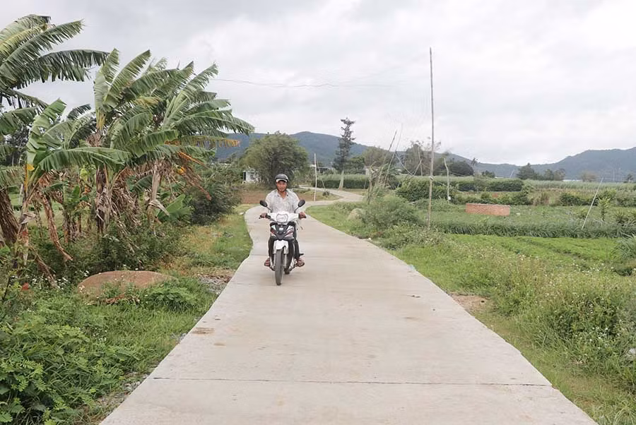  Đường bê tông giúp người dân thôn Tân Tụ (xã Tân An, huyện Đak Pơ) đi lại thuận tiện hơn. Ảnh: N.M