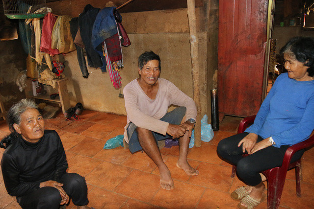 Hàng ngày vợ chồng ông Điểu Tơi mòn mỏi chờ tin của vợ chồng người con gái